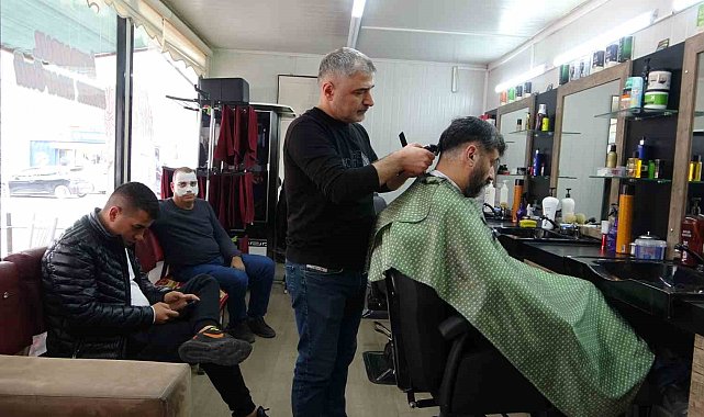 Depremde iş yeri yıkılan 40 yıllık berber mesleğini konteynerde sürdürüyor