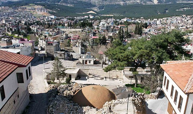 Depremde yıkılan minaredeki, Fransızların attığı top mermisi bulunamadı
