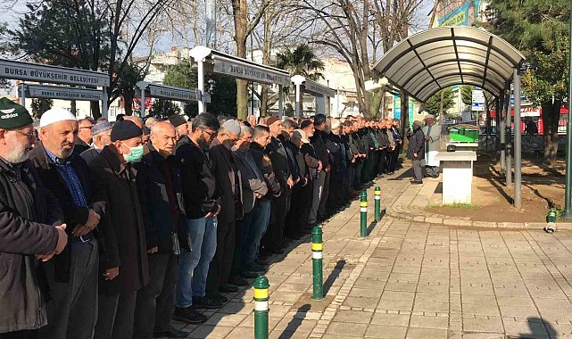 Depremden korkup 2. kattan atlayan genç gözyaşlarıyla toprağa verildi