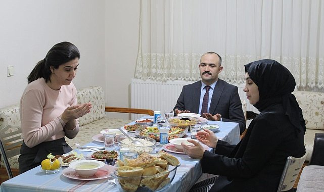 Depremzede ailenin iftarına misafir oldular