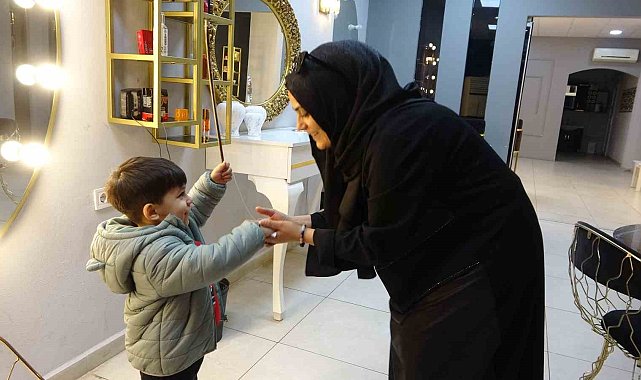 Depremzede kadın devlet desteğiyle yıkılan iş yerini ayağa kaldırdı