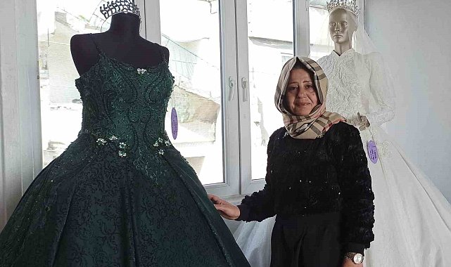 Depremzede kadın, evinin çatısında gelinlik ve abiye satışına başladı
