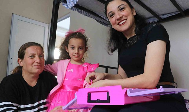 Depremzede Nur'un "Ben üşüyorum, ev istiyorum" sözüyle harekete geçen sağlıkçı Havva, afetzede aileyi yuvasına kavuşturdu