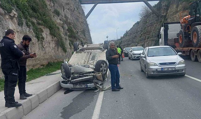 Devrilen otomobilin sürücüsü yaralandı