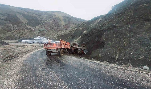 Devrilen traktörün altında kalan sürücü yaralandı