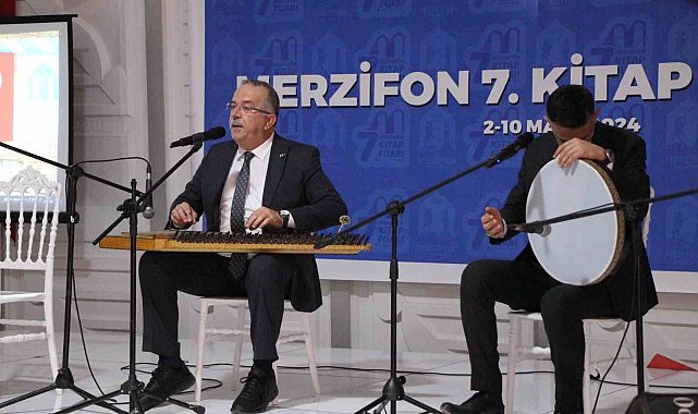 Din musikisi profesörü rektörden kitap fuarında müzik resitali