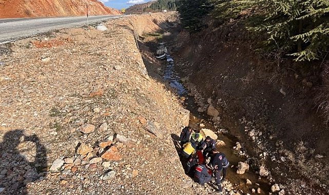 Direksiyon hakimiyetini kaybedince dere yatağına uçtu, 1 yaralı