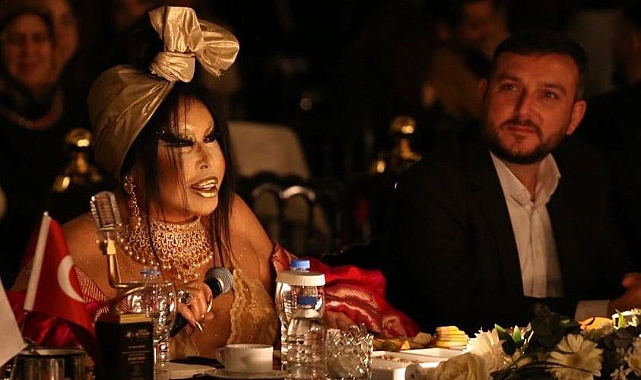 Diva Bülent Ersoy İle Birlikte New Star Jüri Üyeliğini Üstlenen Nuri Çetinkaya Dikkatleri Üzerine Çekti