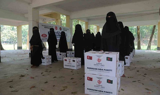Diyanet Vakfı'ndan Bangladeş'te 30 hafız öğrenciye gıda paketi yardımı
