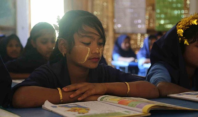 Diyanet Vakfı'nın Bangladeş'te inşa ettiği okullarda bin 250 çocuk eğitim görüyor