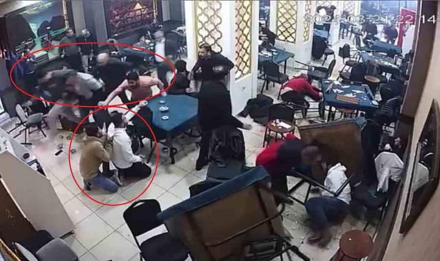 Diyarbakır&#039;da caddedeki silahlı kavgada kıraathane savaş alanına döndü