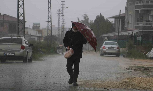 Doğu Akdeniz'de kuvvetli fırtına etkisini hissettiriyor