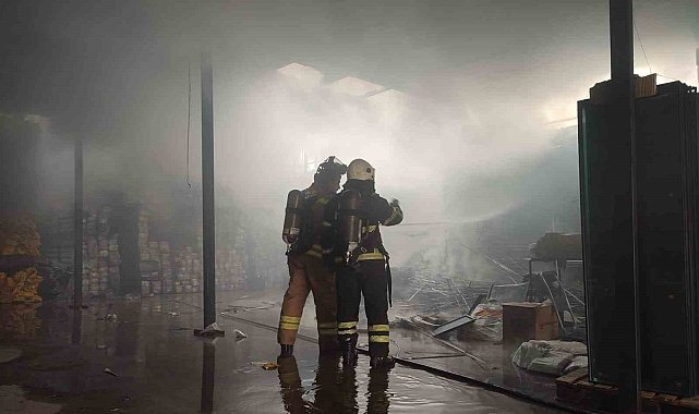 Dörtyol'da PVC malzemeleri bulunan depoda yangın çıktı