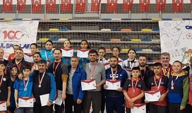 Dumplupınar Ortaokulu masa tenisi takımı 3. oldu