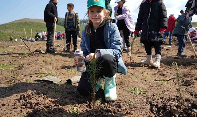 Dünya Ormancılık Günü'nde çocuklar bin fidan dikti