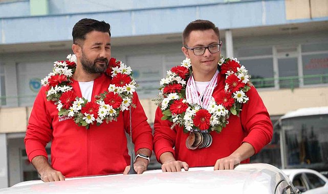 Dünya şampiyonu down sendromlu sporcuya görkemli karşılama