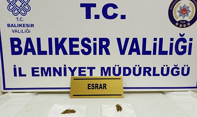 Durumundan şüphe duyulan şahsın üzerinden esrar ele geçirildi