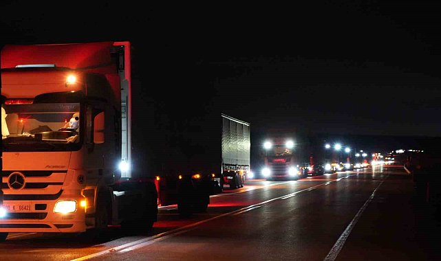 Edirne'de şoförler 20 kilometrelik tır kuyruğunda sahur yaptı