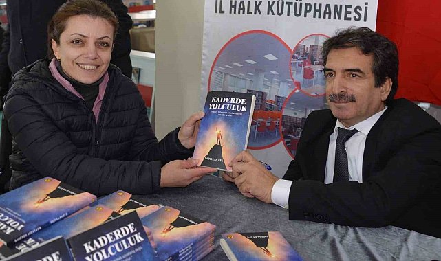 Efe, 'Kadere yolculuk' kitabını imzaladı