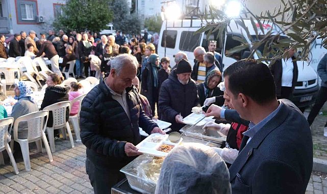 Efeler Belediye Başkan Adayı Pehlivan, iftarını mahalle sakinleri ile birlikte açtı