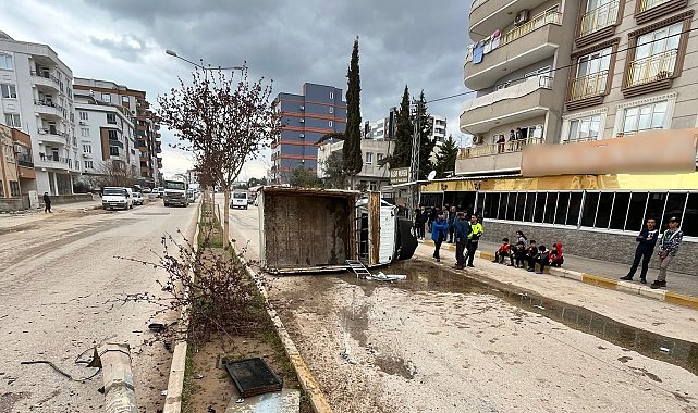 Ehliyetsiz sürücünün kullandığı kamyonet devrildi