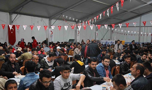 Elazığ Belediyesi'nden bin kişilik iftar sofrası