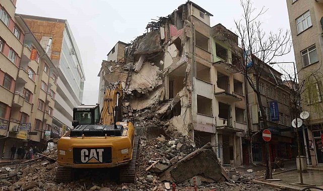 Elazığ'da ağır hasarlı yapıların yıkımı sürüyor