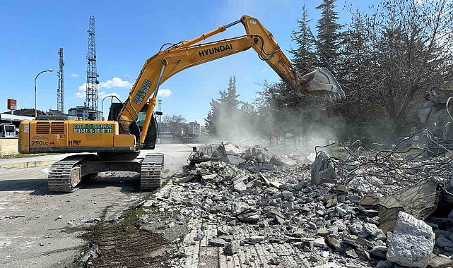 Elazığ&#039;da eski şehirlerarası otobüs terminali yıkım çalışmaları başladı