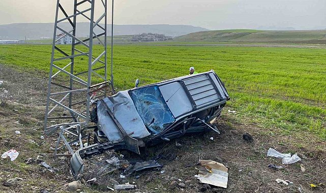 Elazığ'da hafif ticari araç elektrik direğine çarptı: 5 yaralı
