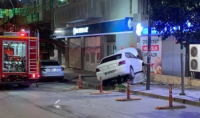 Elazığ'da kontrolden çıkan otomobil iş yerinin duvarına çaptı
