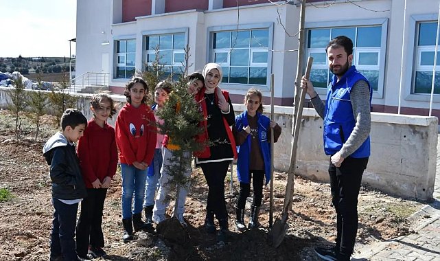 Elazığ'da öğrenciler fidanları toprak ile buluşturdu
