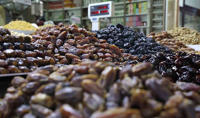 Elazığ'da Ramazan'ın vazgeçilmezi hurma tezgahlardaki yerini aldı