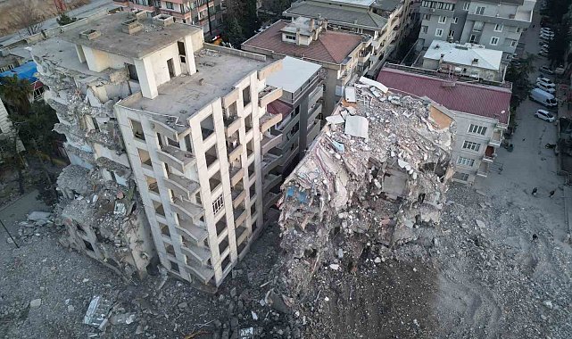 En işlek caddedeki en eski binalar yıkılıyor