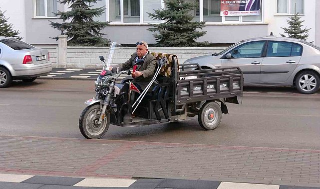 Engelli aracıyla çıktığı iyilik yolunda her gün ihtiyaç sahiplerine ekmek ve gıda taşıyor