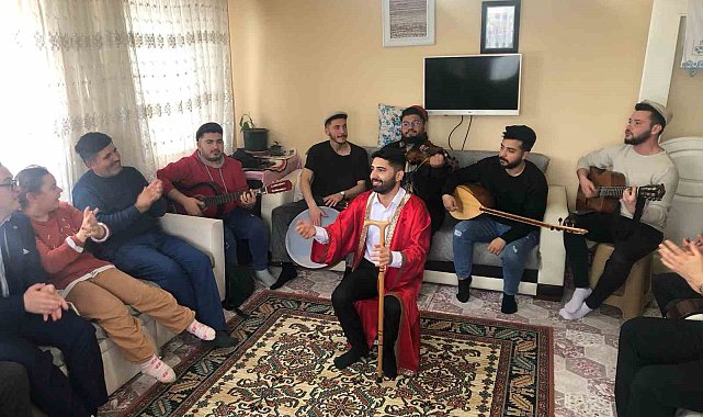 Engelli Nurcan'a meddahlı doğum günü sürprizi