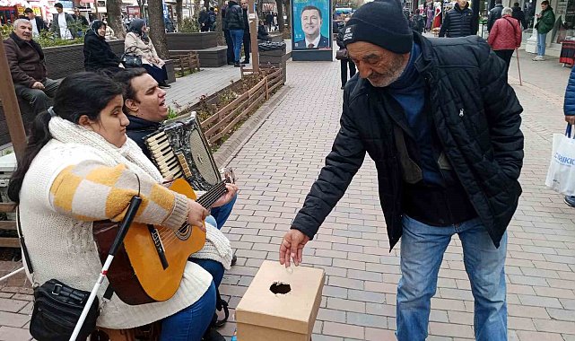 Engelli sokak müzisyenleri ilgi topladı
