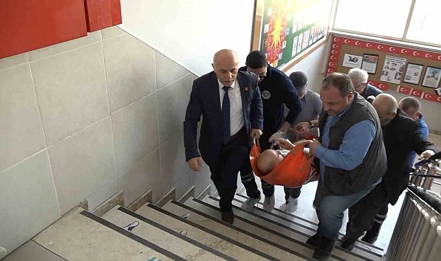 Engelli ve yatalak hastalar sedye ile oy kullandı