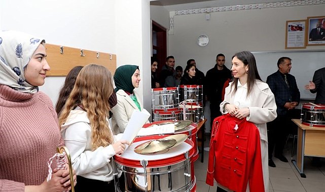 Erciş Güzel Sanatlar Lisesi öğrencilerine enstrüman desteği