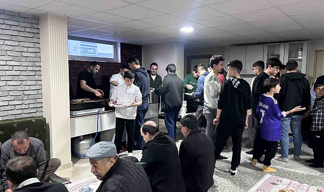 Erkilet'te gençler iftarda bir arada