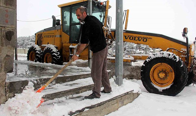 Erzincan'ın yüksek kesimlerinde kar yağışı etkili oldu