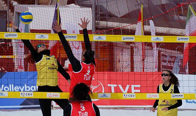 Erzurum&#039;da kar voleybolu heyecanı