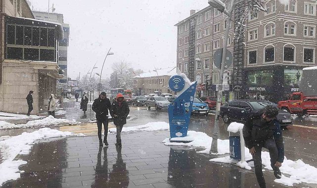 Erzurum'da mart sonunda lapa lapa kar yağdı