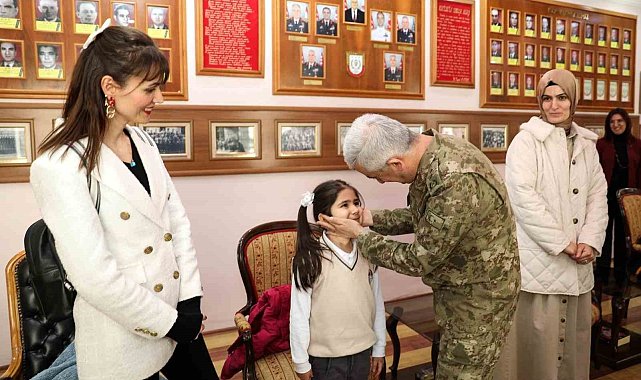 Erzurum'da öğrenciler ilk mektuplarını asker abilerine yazdı
