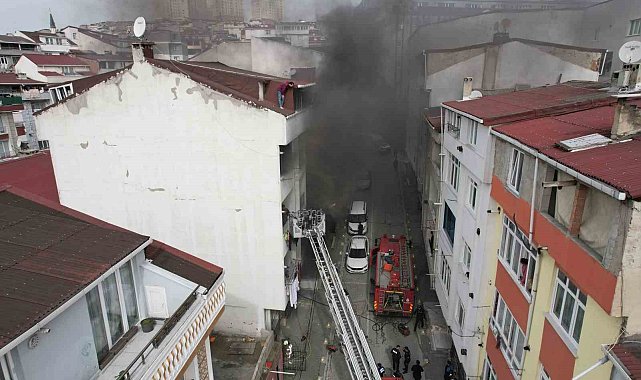 Esenyurt'ta bir vatandaş yangından kaçıp çatı katında kurtarılmayı bekledi
