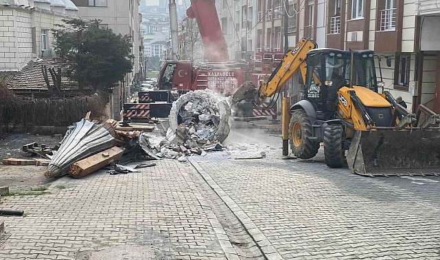 Esenyurt'ta onarım yapılan minarenin petek ve külah kısmı halatın kopması sonucu zemine düştü