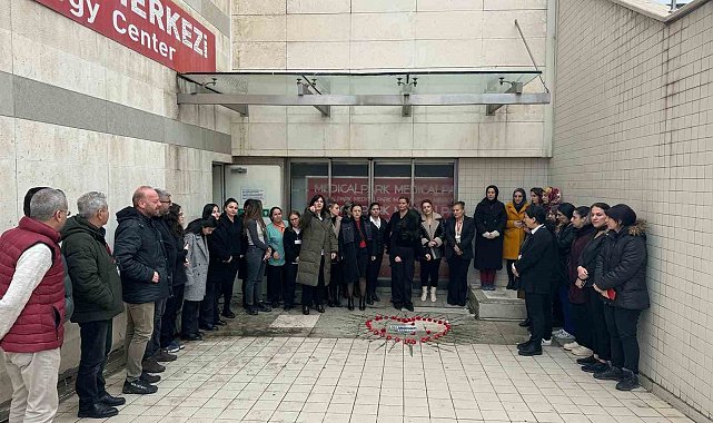 Eşi tarafından katledilen kadın, öldürüldüğü hastanenin önünde arkadaşları tarafından anıldı