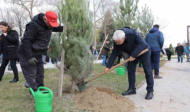 Eskişehir Teknik Üniversitesi'nde hayatını kaybeden Doç. Dr. Filiz Bayrakçı Karel ve kızı anısına ağaç dikim etkinliği gerçekleştirdi