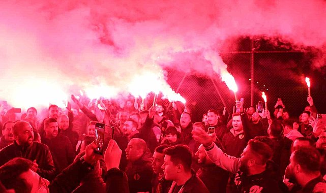 Eskişehirspor taraftarı gece saatlerinde bir araya gelerek takıma moral verdi