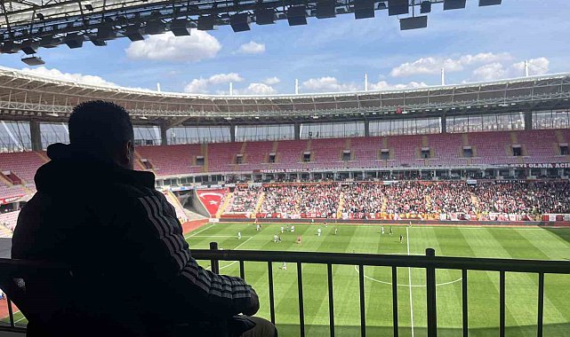 Eskişehirspor'un 18 yıldır gollerinin sesi olan adam işine ve siyah-kırmızıya duyduğu aşkı anlattı