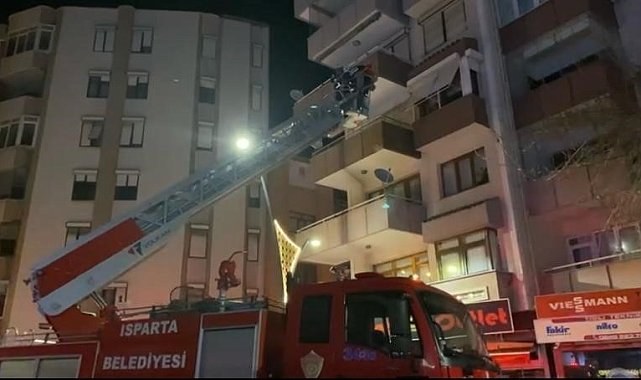 Evde dengesini kaybederek düşen kadın itfaiye ekipleri tarafından kurtarıldı